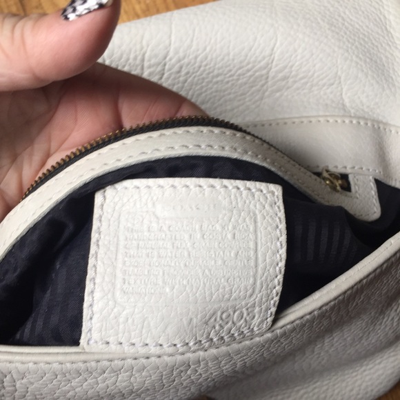 White Coach leather shoulder bag - Picture 7 of 8